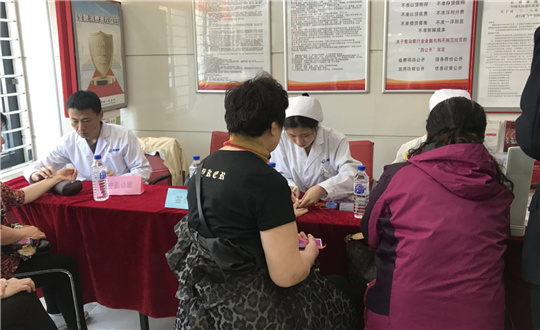 12.药业公司联合农商银行举办义诊活动_副本.jpg 12.药业公司联合农商银行举办义诊活动_副本.jpg