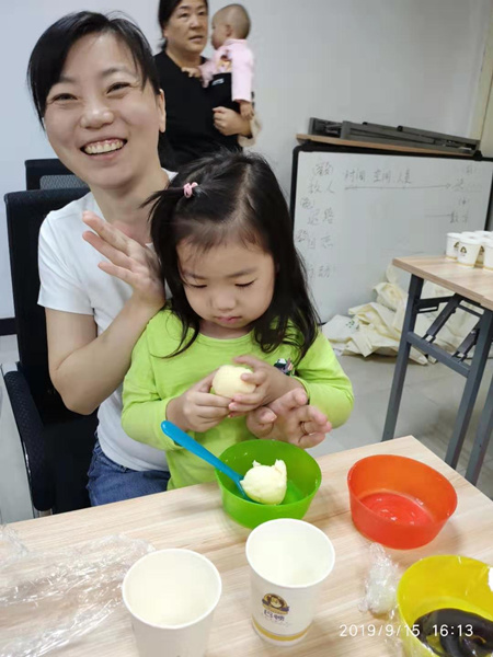 5.业主开心地做月饼.jpg 5.业主开心地做月饼.jpg