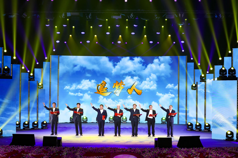 7.王岩董事长参加晚会录制.png 7.王岩董事长参加晚会录制.png