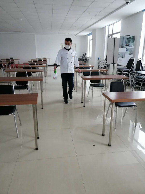 0003.复工前对食堂进行全面消毒_副本.jpg 0003.复工前对食堂进行全面消毒_副本.jpg