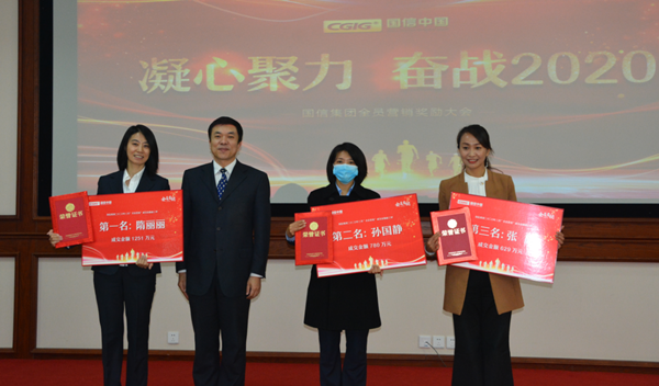 17.宋扬总裁同获嘉奖家人代表合影.png 17.宋扬总裁同获嘉奖家人代表合影.png