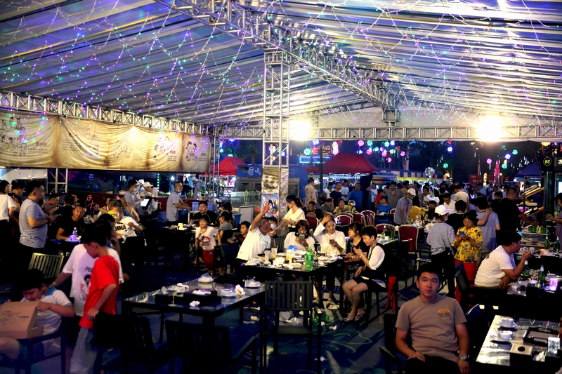 7晚会现场热闹非凡.jpg 7晚会现场热闹非凡.jpg