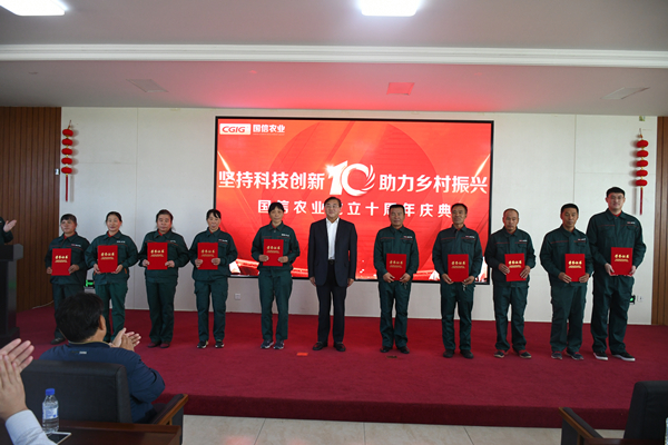 23.王岩董事长为功勋员工颁发证书_副本.jpg 23.王岩董事长为功勋员工颁发证书_副本.jpg