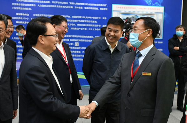 24.省长景俊海与线上最火买球站农业董事长杨柏明亲切握手_副本.png 24.省长景俊海与线上最火买球站农业董事长杨柏明亲切握手_副本.png