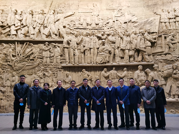 2.回访团在北大荒博物馆合影留念_副本.jpg 2.回访团在北大荒博物馆合影留念_副本.jpg