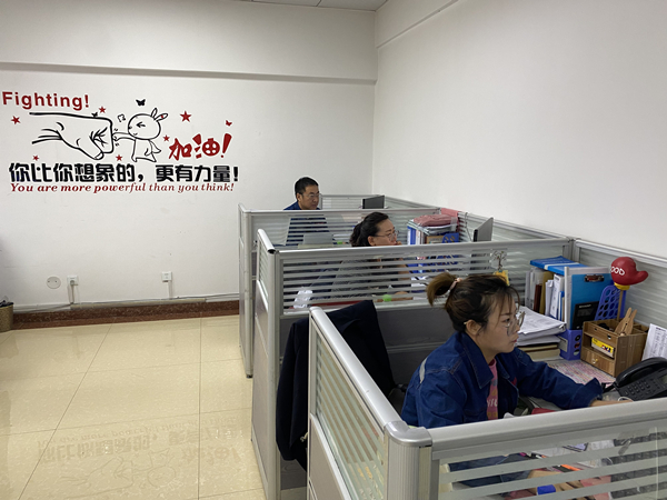 11.客户服务部话务中心家人严守岗位_副本.jpg 11.客户服务部话务中心家人严守岗位_副本.jpg