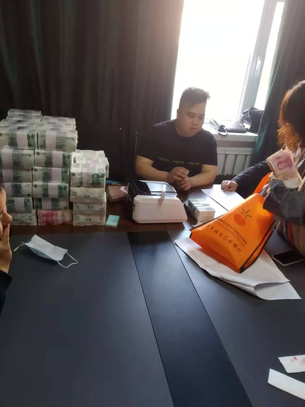 15.原天源热力公司职工领取陈欠工资_副本.jpg 15.原天源热力公司职工领取陈欠工资_副本.jpg