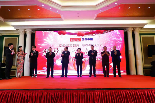 11.王岩董事长出席新闻发布会_副本.jpg 11.王岩董事长出席新闻发布会_副本.jpg