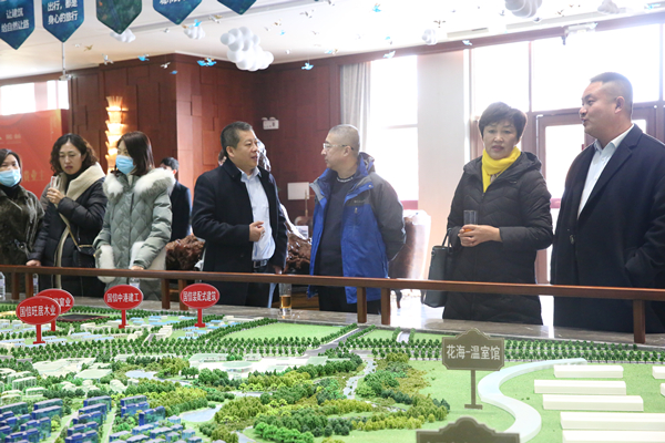 18.桑立涛总经理向考察团介绍项目情况_副本.jpg 18.桑立涛总经理向考察团介绍项目情况_副本.jpg