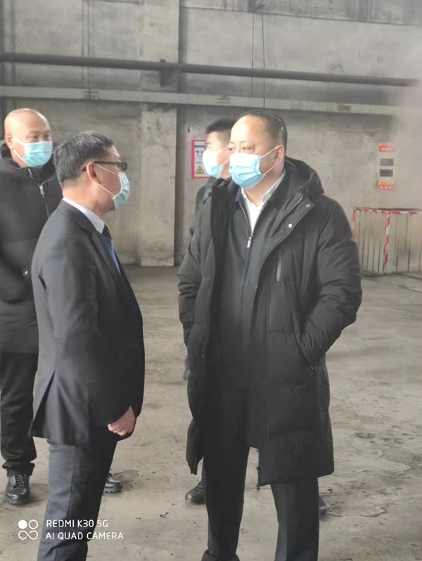 16.景大为副总经理向张恒书记汇报供热情况_副本.jpg 16.景大为副总经理向张恒书记汇报供热情况_副本.jpg