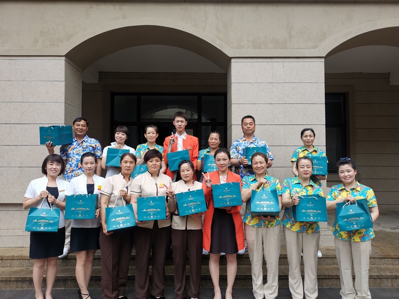 21酒店公司为员工发放端午节福利.jpg 21酒店公司为员工发放端午节福利.jpg