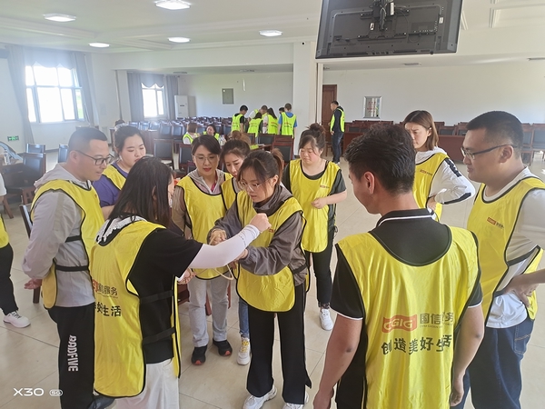 12.家人们认真参加素质拓展训练.jpg 12.家人们认真参加素质拓展训练.jpg