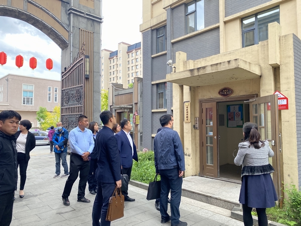 8.评审团参观了解红色物业建设情况.jpg 8.评审团参观了解红色物业建设情况.jpg