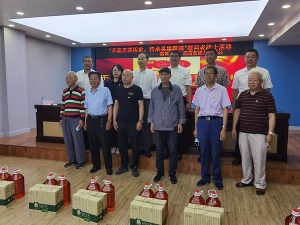 2.线上最火买球站慈善基金会代表同老战士合影.jpg 2.线上最火买球站慈善基金会代表同老战士合影.jpg