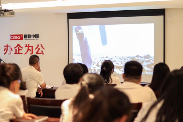 15家人们认真观看纪录片《超级工程》.jpg 15家人们认真观看纪录片《超级工程》.jpg