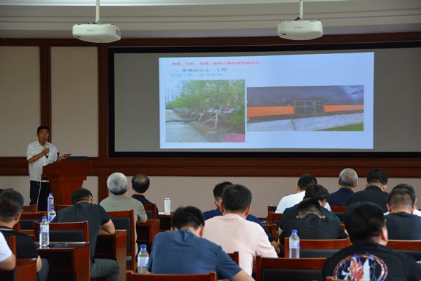 14董海扶经理在台上作分享_600.jpg 14董海扶经理在台上作分享_600.jpg