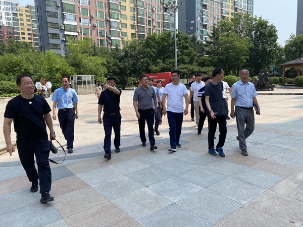 4.评委团实地了解园区环境.jpg 4.评委团实地了解园区环境.jpg