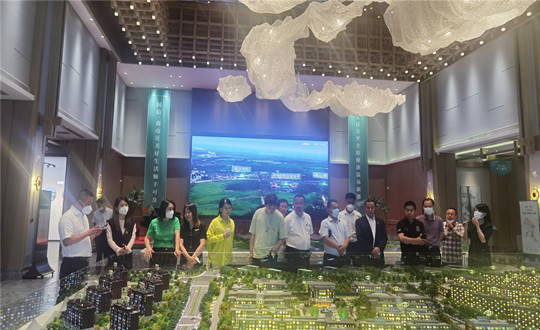 5. 双阳区区委书记陪同吉林陕西商会一行至康养合作公司参观考察_副本.jpg 5. 双阳区区委书记陪同吉林陕西商会一行至康养合作公司参观考察_副本.jpg