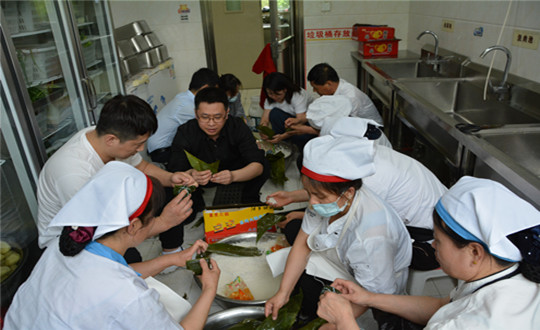 1. 南山总公司组织员工体验包粽子_副本.jpg 1. 南山总公司组织员工体验包粽子_副本.jpg