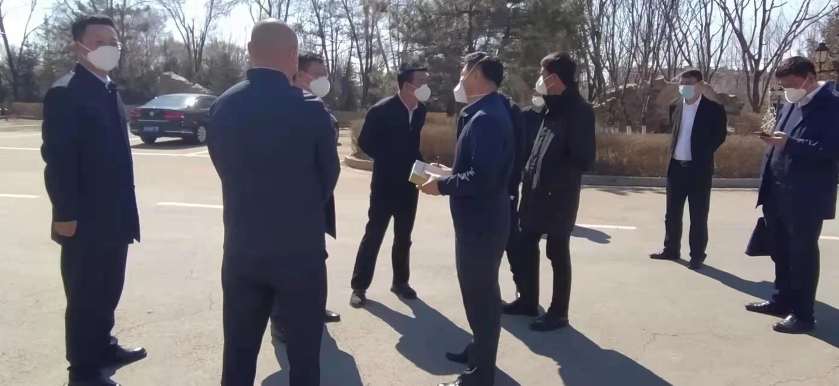 8.张志军书记一行与酒店公司疫情防控相关工作人员进行交流.jpg 8.张志军书记一行与酒店公司疫情防控相关工作人员进行交流.jpg