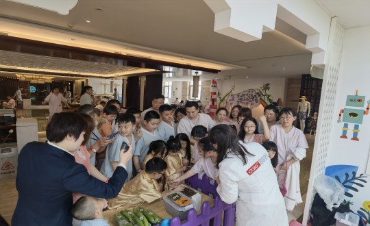 18.酒店公司联合农业总公共同举办“制作干花团扇”活动现场_副本.jpg 18.酒店公司联合农业总公共同举办“制作干花团扇”活动现场_副本.jpg