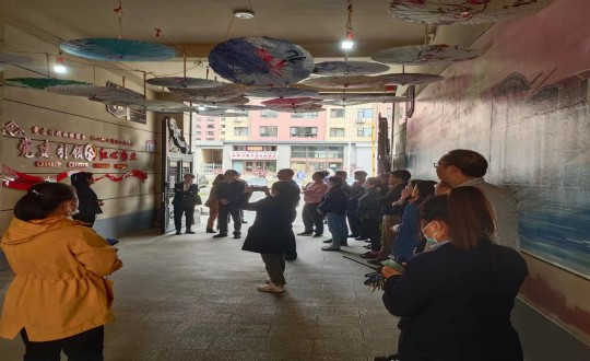 15.云南省参观团及各级领导一行到金鼎阳光“红心物业”进行参观_副本.jpg 15.云南省参观团及各级领导一行到金鼎阳光“红心物业”进行参观_副本.jpg