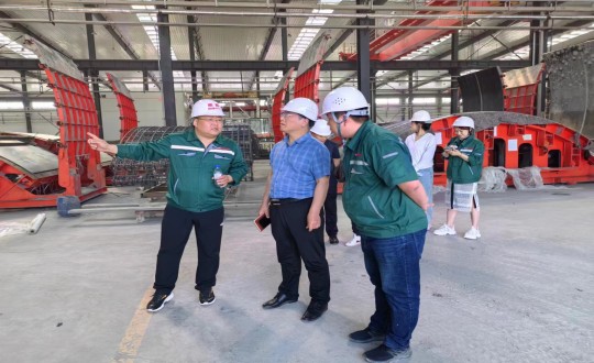 12.装配式总公司总经理刘翔鹏向双阳区科技局领导介绍企业情况_副本.jpg 12.装配式总公司总经理刘翔鹏向双阳区科技局领导介绍企业情况_副本.jpg