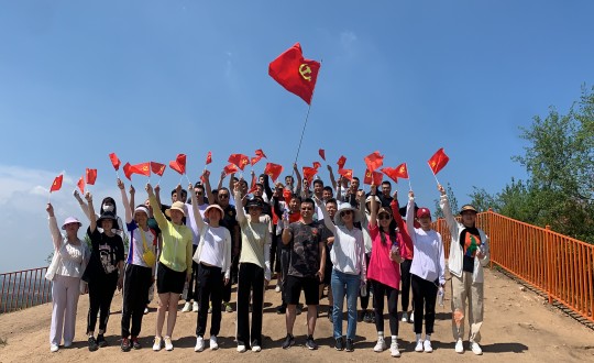 1.南山总公司“七一”党建活动合影留念_副本.jpg 1.南山总公司“七一”党建活动合影留念_副本.jpg