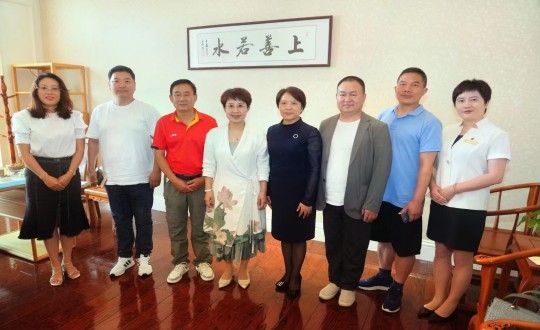 23.李琼华总经理与吉林省中医药健康产业协会相关领导合影留念_副本.jpg 23.李琼华总经理与吉林省中医药健康产业协会相关领导合影留念_副本.jpg