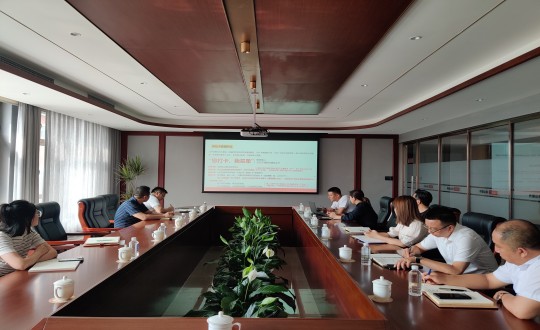 2.南山总公司温泉城项目在组织回馈老业主活动前召开准备会议_副本.jpg 2.南山总公司温泉城项目在组织回馈老业主活动前召开准备会议_副本.jpg