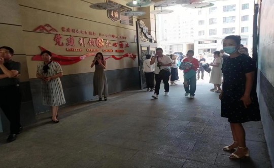 15.市妇联冯主席、机关党工委卢书记及各机关单位领导莅临物业总公司金鼎阳光红心物业小区_副本.jpg 15.市妇联冯主席、机关党工委卢书记及各机关单位领导莅临物业总公司金鼎阳光红心物业小区_副本.jpg