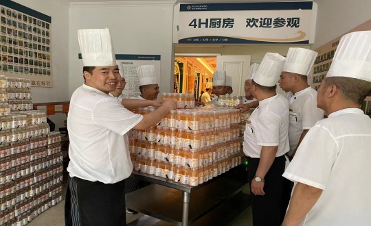 17.酒店公司向坚守在各个工作岗位的家人们送消暑福利_副本.jpg 17.酒店公司向坚守在各个工作岗位的家人们送消暑福利_副本.jpg