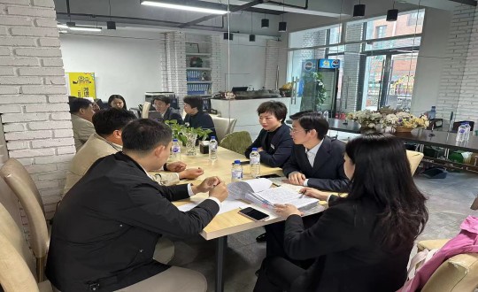 高渐总携团队与商铺业主进行座谈_副本.jpg 高渐总携团队与商铺业主进行座谈_副本.jpg