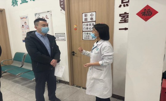 19.物业总公司总经理岳奇与医疗公司相关人员交流员工体检情况_副本.jpg 19.物业总公司总经理岳奇与医疗公司相关人员交流员工体检情况_副本.jpg