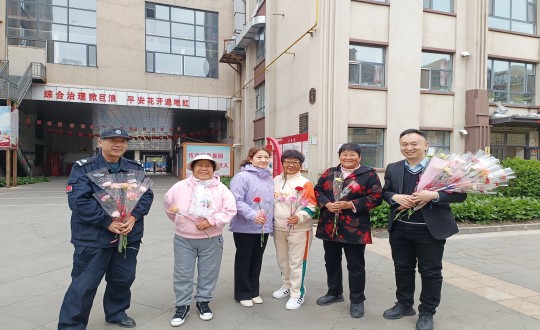 14.物业总公司敦化项目开展“感恩母亲节送康乃馨”活动_副本.jpg 14.物业总公司敦化项目开展“感恩母亲节送康乃馨”活动_副本.jpg