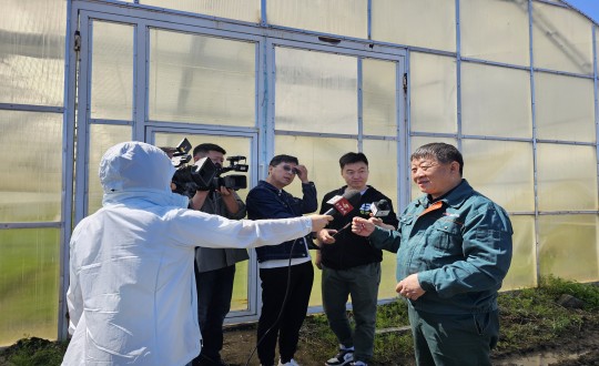 纸刊:农业总公司副总经理侯正发接受《守望都市》采访_副本.jpg 纸刊:农业总公司副总经理侯正发接受《守望都市》采访_副本.jpg