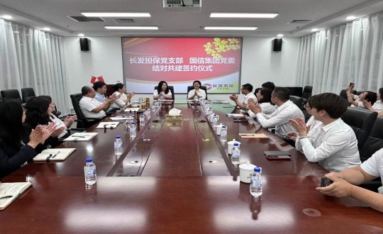 4.线上最火买球站集团党委与长发担保党支部签署交流共建书_副本.jpg 4.线上最火买球站集团党委与长发担保党支部签署交流共建书_副本.jpg