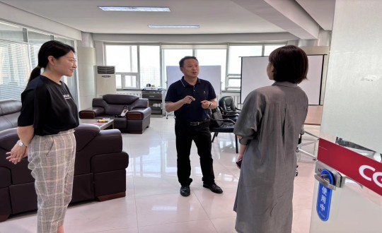 5.解菲书记与区社会工作部科长李博亲切交谈_副本.jpg 5.解菲书记与区社会工作部科长李博亲切交谈_副本.jpg