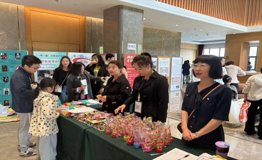 2.南山总公司为参赛儿童发放小玩具_副本.jpg 2.南山总公司为参赛儿童发放小玩具_副本.jpg