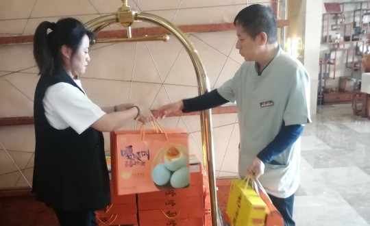 8.长白山运营公司为员工发放端午福利_副本.jpg 8.长白山运营公司为员工发放端午福利_副本.jpg