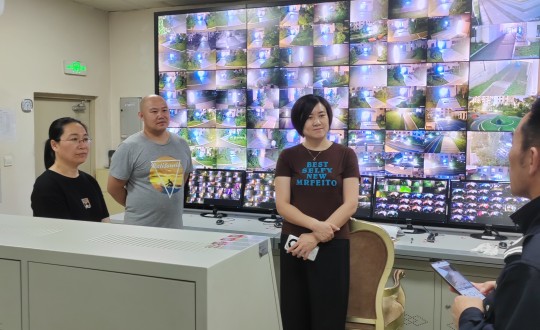 15.物业总公司副总经理于春草带领夜间巡查小组进行夜巡_副本.jpg 15.物业总公司副总经理于春草带领夜间巡查小组进行夜巡_副本.jpg