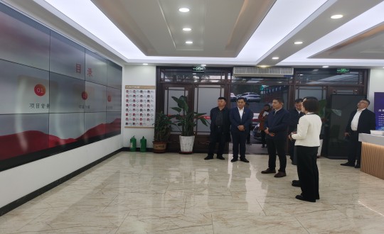 30.朝阳区委书记许军一行认真聆听解菲总汇报工作_副本.jpg 30.朝阳区委书记许军一行认真聆听解菲总汇报工作_副本.jpg