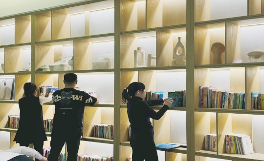 1.工作人员对书籍进行分类上架(需处理下亮度及清晰度)_副本.jpg 1.工作人员对书籍进行分类上架(需处理下亮度及清晰度)_副本.jpg