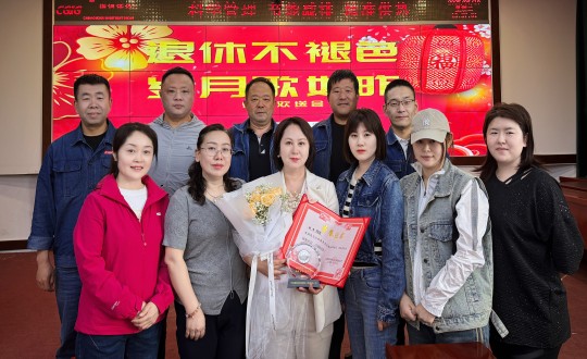 8.供热总公司新城分公司为客服员张雷举办退休仪式_副本.jpg 8.供热总公司新城分公司为客服员张雷举办退休仪式_副本.jpg