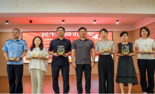 12.邵蕾代表健康板块领取组委会颁发的“民生保障贡献奖”_副本.jpg 12.邵蕾代表健康板块领取组委会颁发的“民生保障贡献奖”_副本.jpg