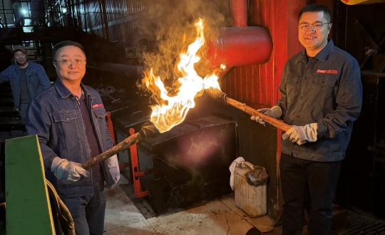 12.红旗分公司总经理于文吉、总工马杨彪为锅炉点火_副本.jpg 12.红旗分公司总经理于文吉、总工马杨彪为锅炉点火_副本.jpg